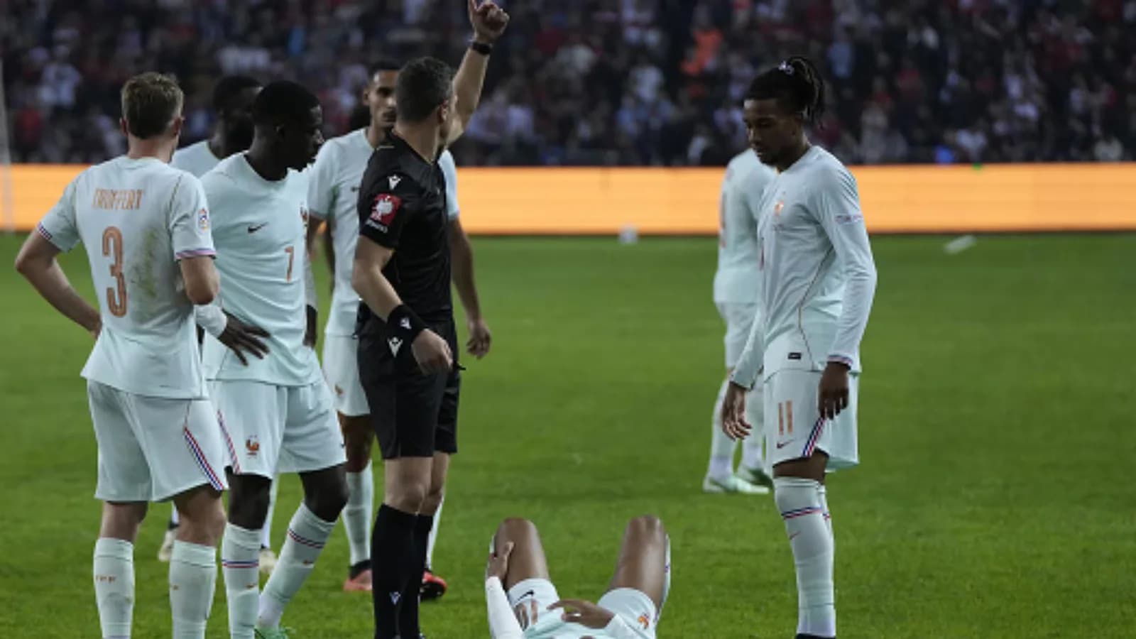 Zidane debutó con triunfo ante Turquía, pero Mbappé salió lesionado
