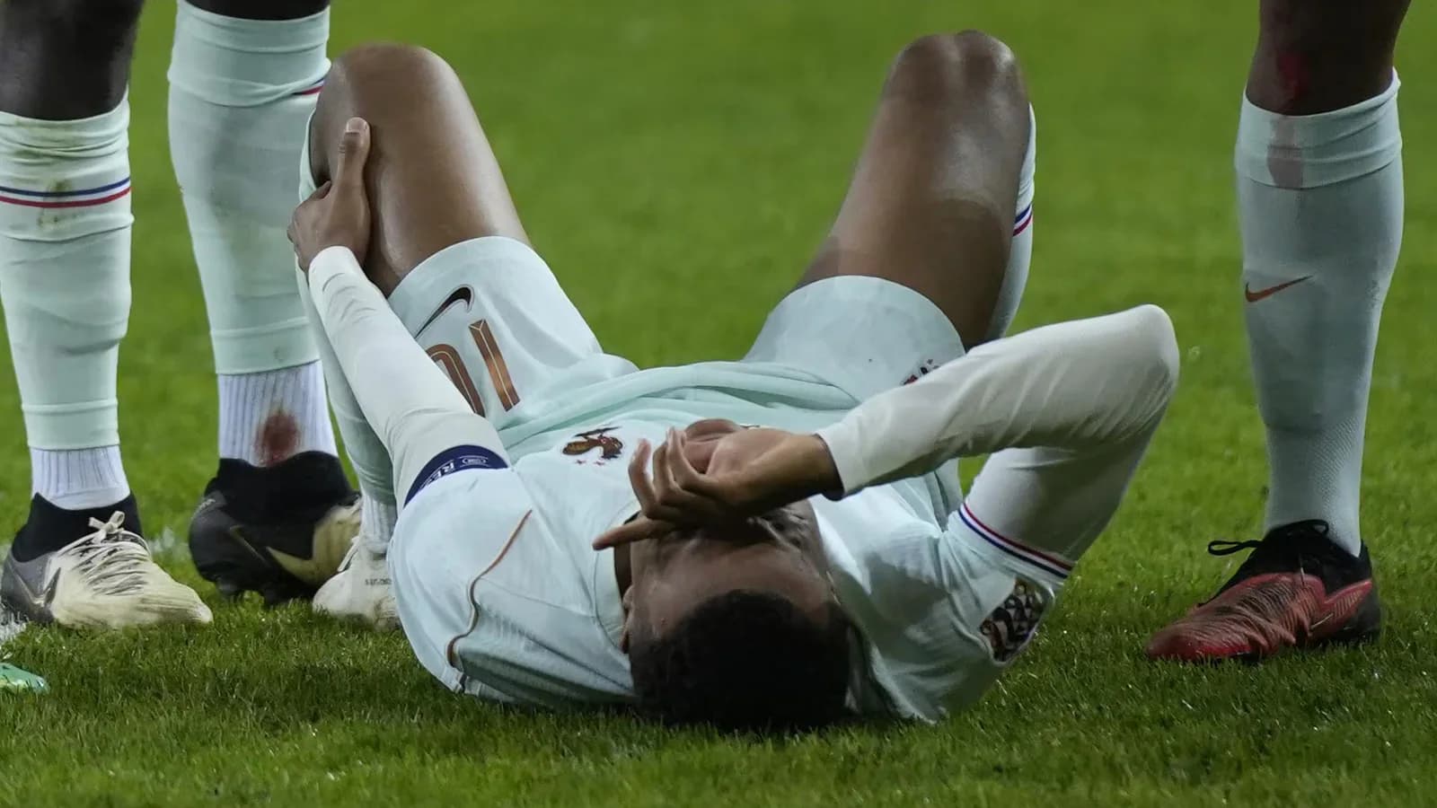 Mbappé deja la selección francesa por una lesión tendinosa en la rodilla izquierda