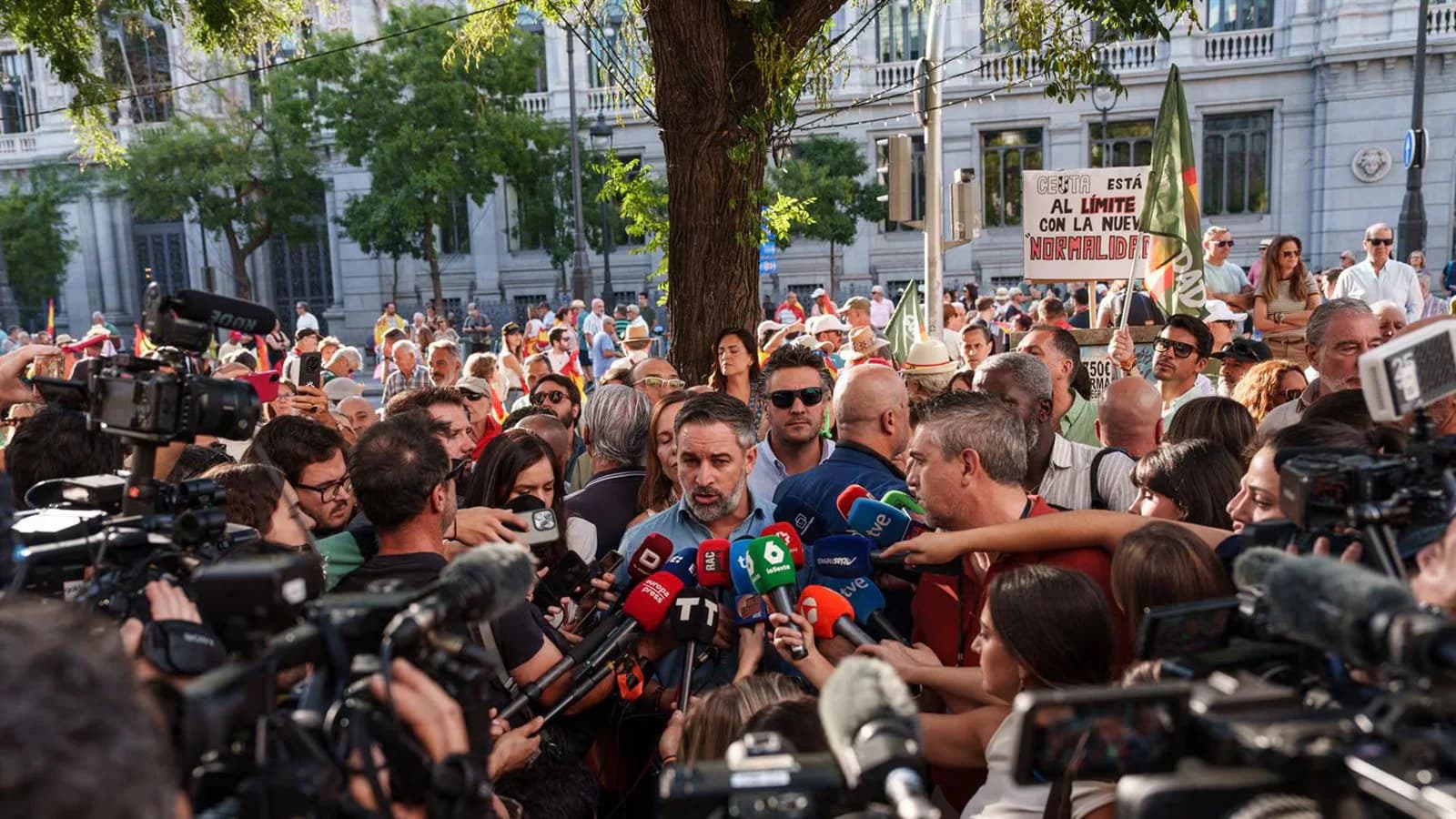Abascal responde a Aznar y le pide a Feijóo que busque «mejor padrino»