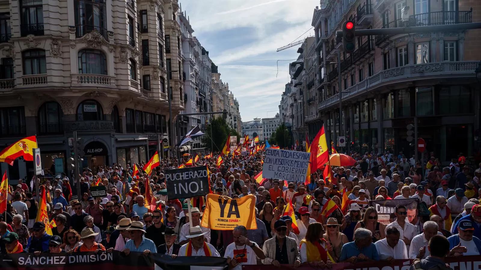 Miles de personas marchan en Madrid por Ceuta y reclaman elecciones generales