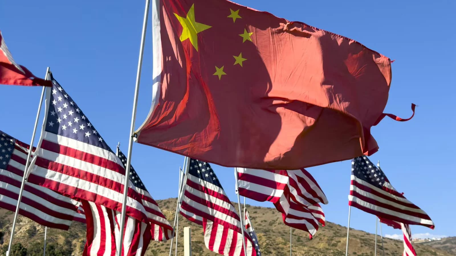 Estados Unidos y China acuerdan reforzar la comunicación militar ante crisis