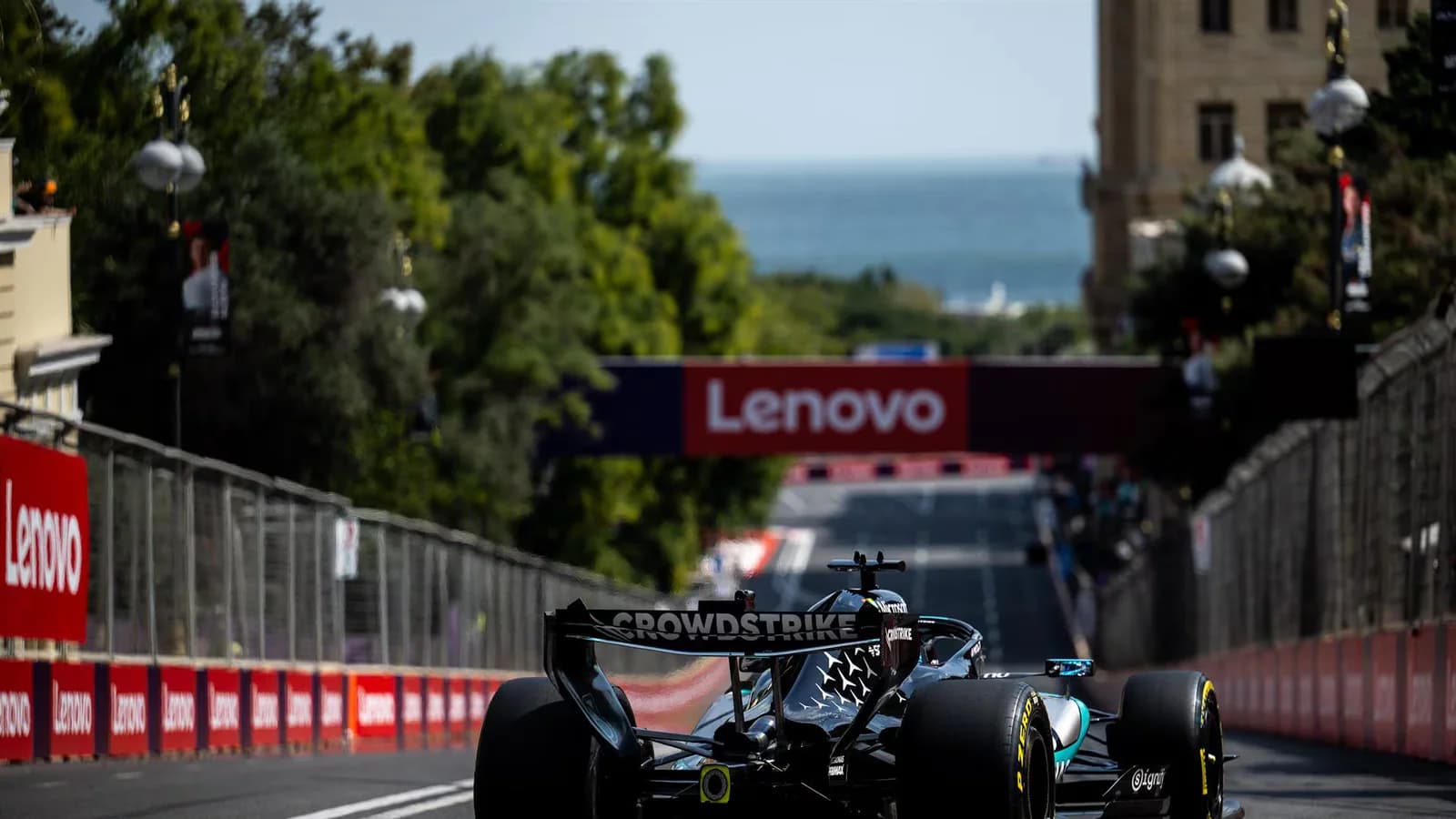 Russell se impuso en Bakú, Sainz sumó un punto y Alonso abandonó