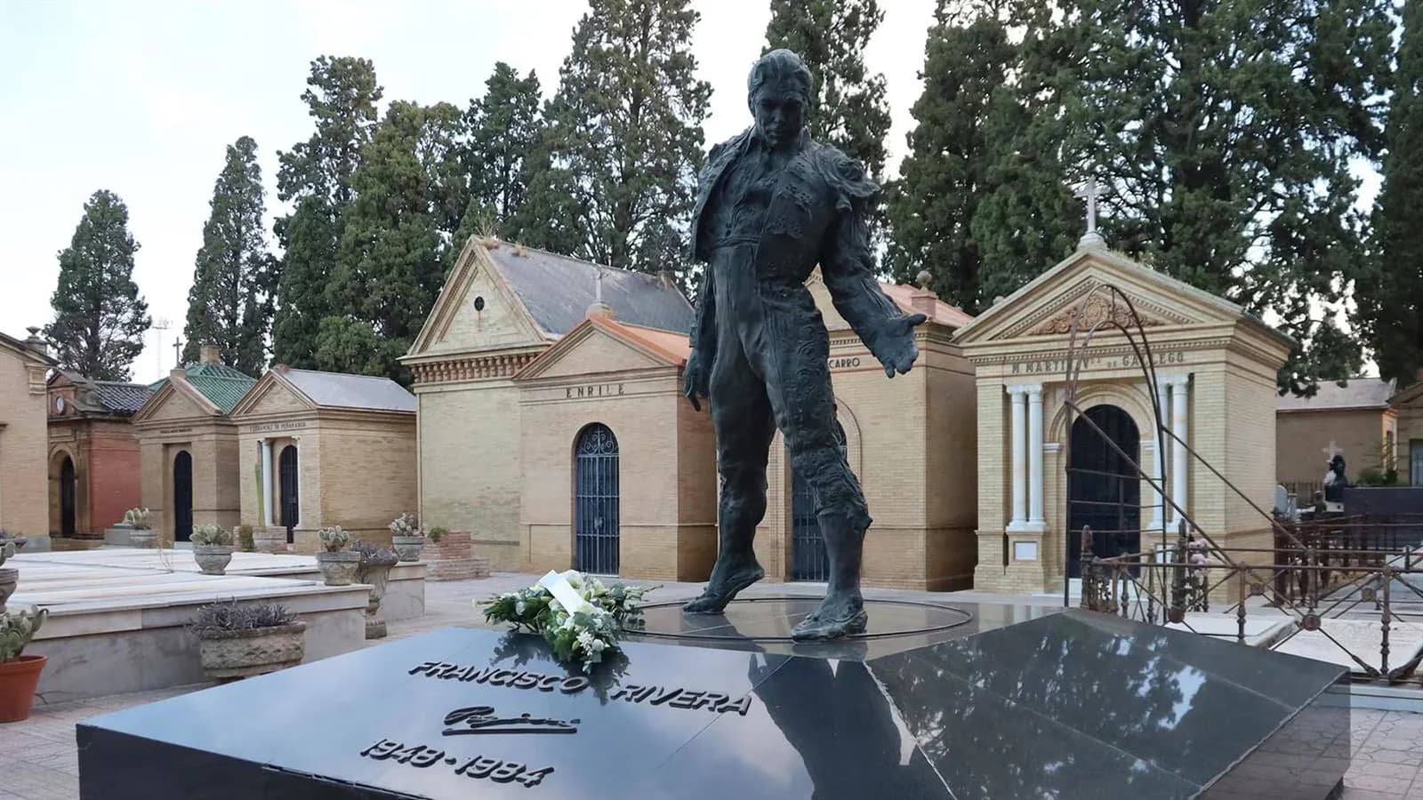 Isabel Pantoja recuerda a Paquirri con flores por el 42° aniversario de su muerte