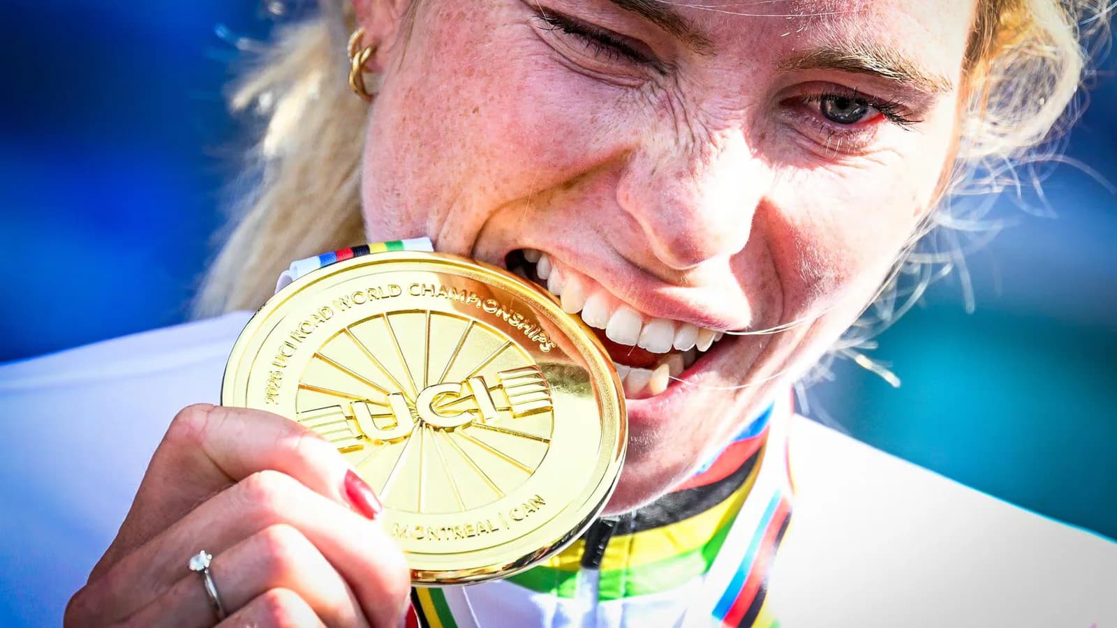 Demi Vollering conquista su primer oro mundial en una prueba marcada por las caídas