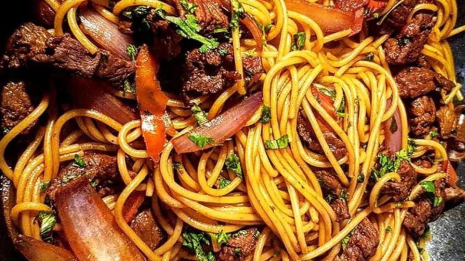 Tallarín saltado peruano: receta de carne con verduras