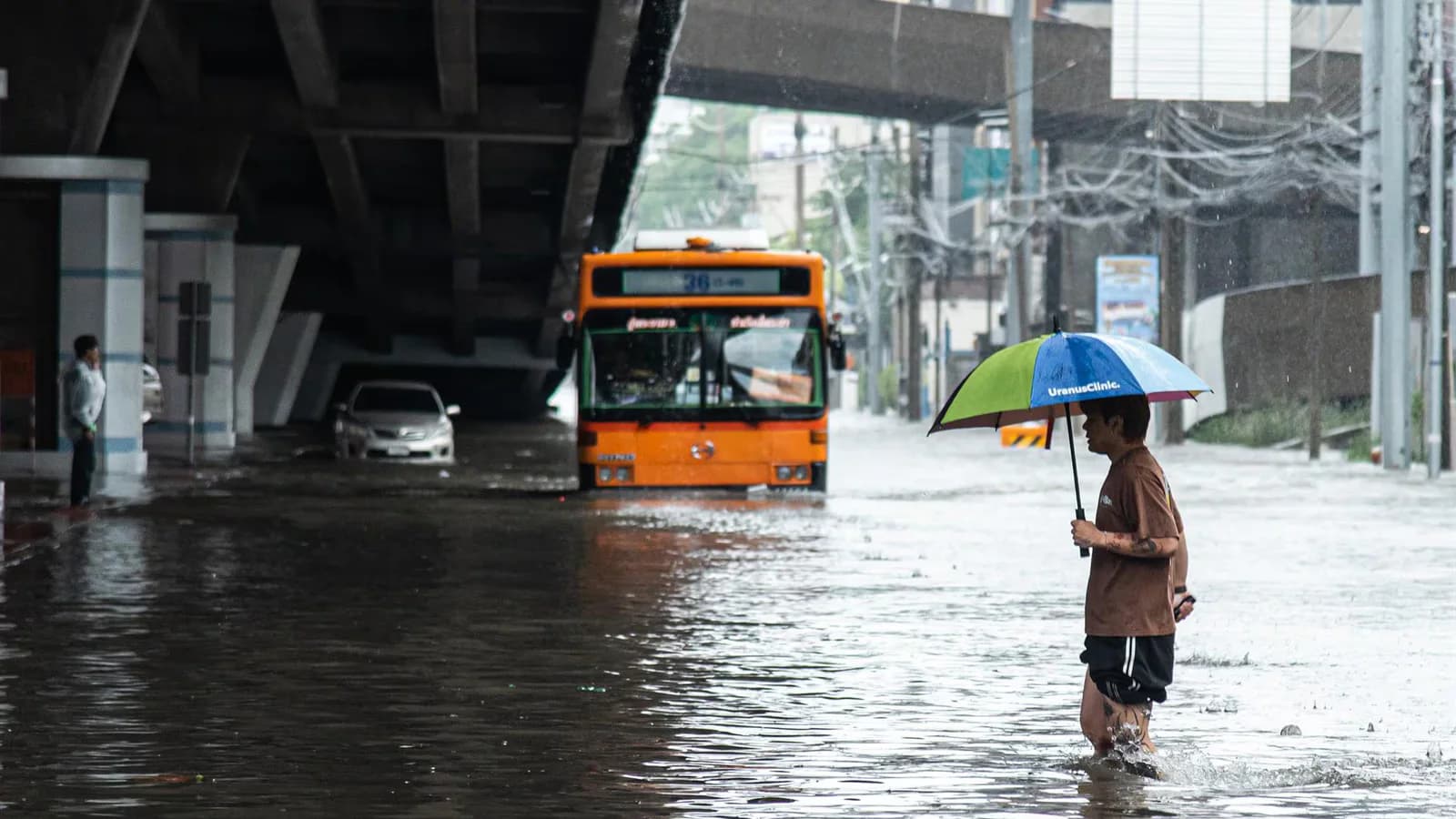 Tailandia suspende trenes y autobuses por las inundaciones en Bangkok
