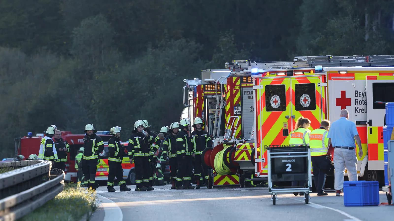 Dos muertos y unos 25 heridos al volcar un autobús turístico en Alemania