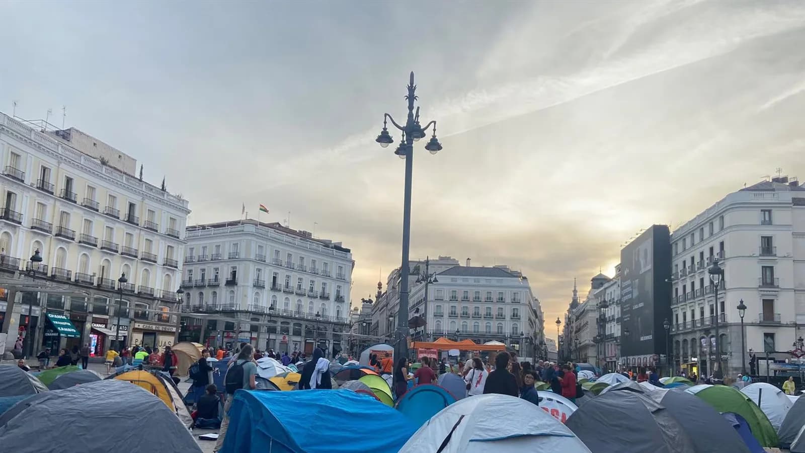 Acampan en la Puerta del Sol para reclamar el decreto de vivienda “Maricarmen”