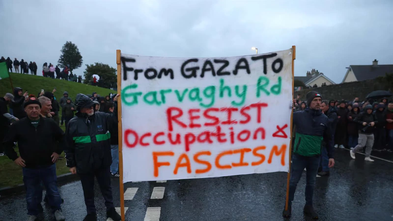 Michelle O’Neill se suma a la protesta contra una marcha de Orange en Portadown