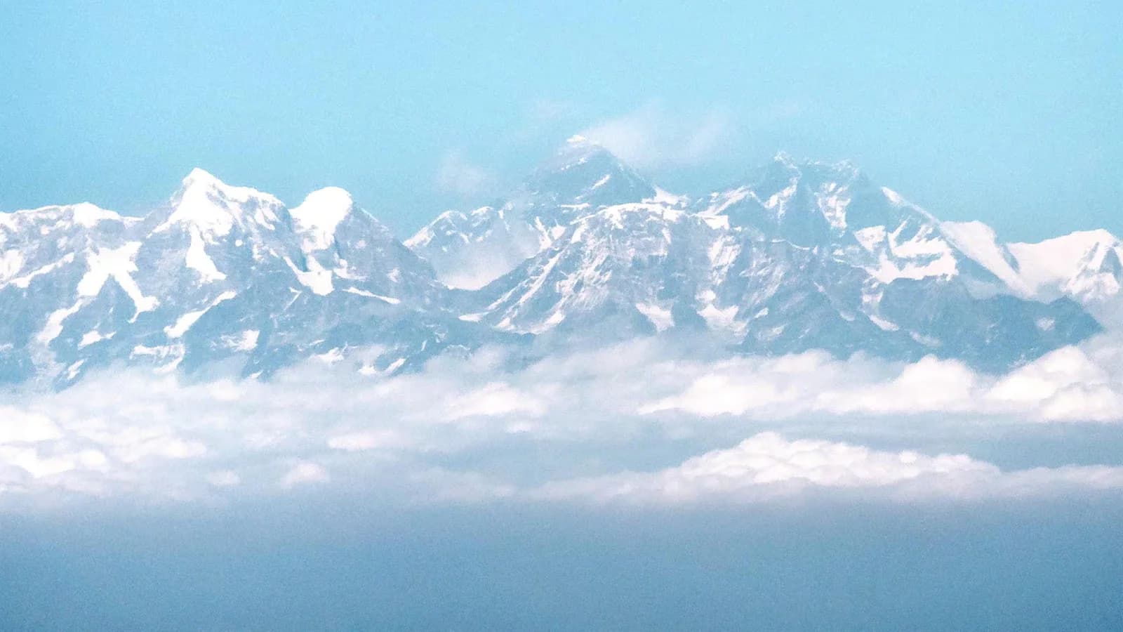 Al menos 14 desaparecidos por una avalancha en el Himalaya nepalí