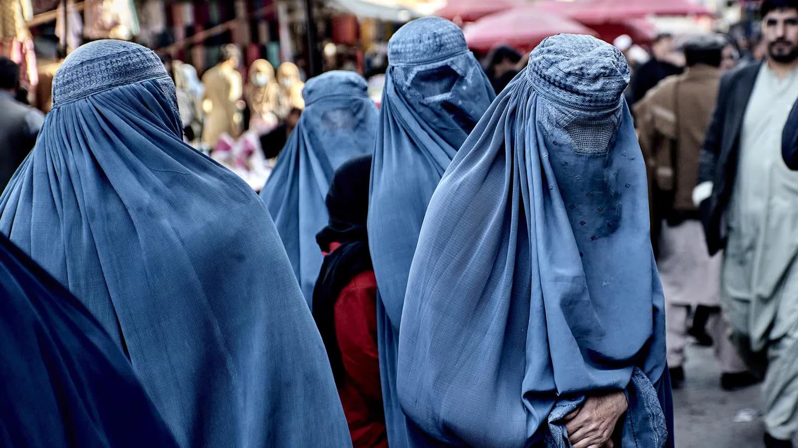 Detienen a mujeres y niñas en Afganistán por incumplir el código de vestimenta