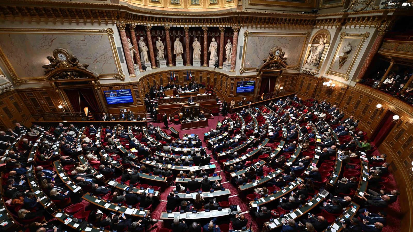 La derecha mantiene su mayoría en el Senado francés y la ultraderecha arma bloque