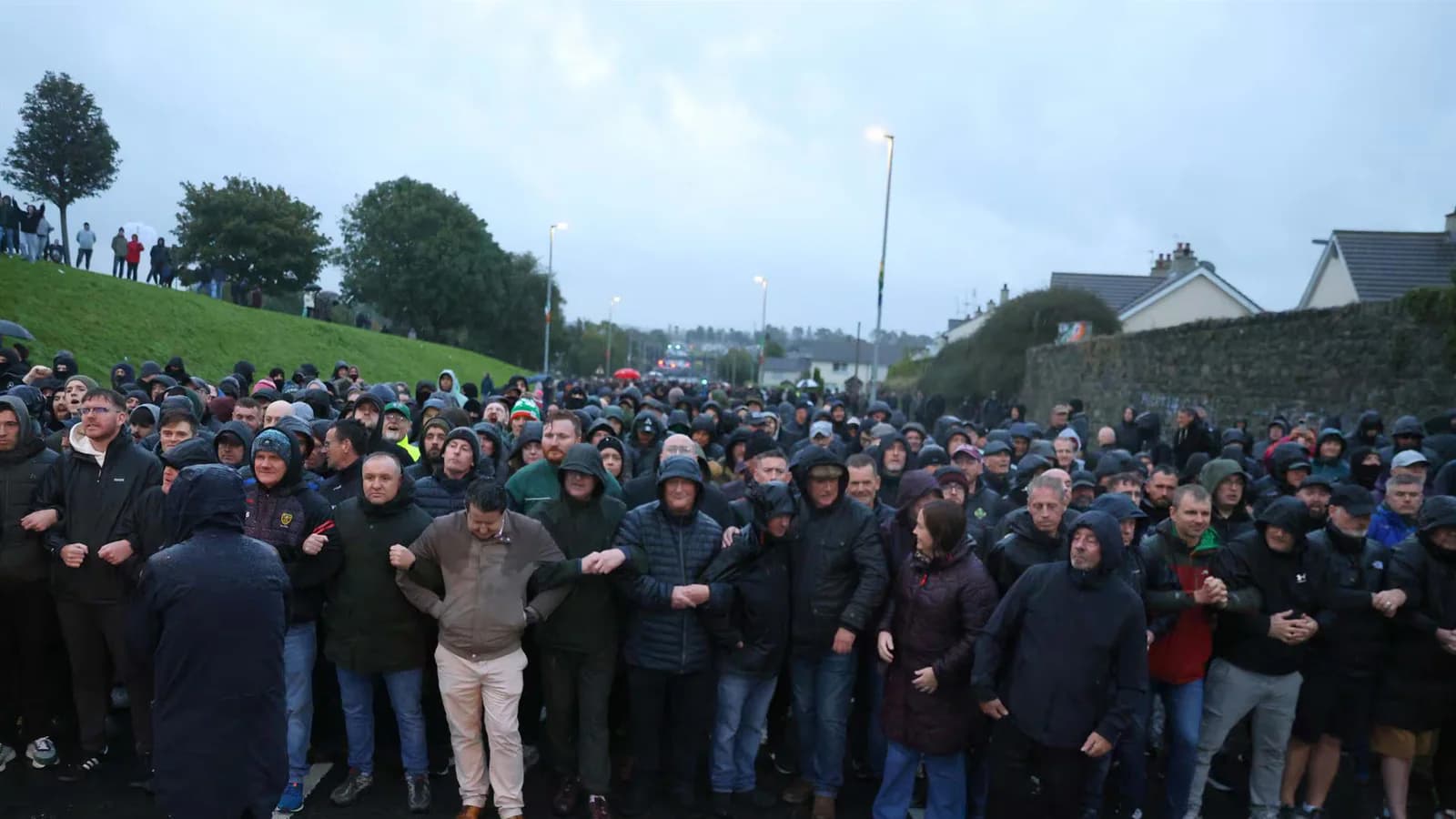Se dispersa la mayoría de los manifestantes que bloquean la marcha de Orange en Portadown