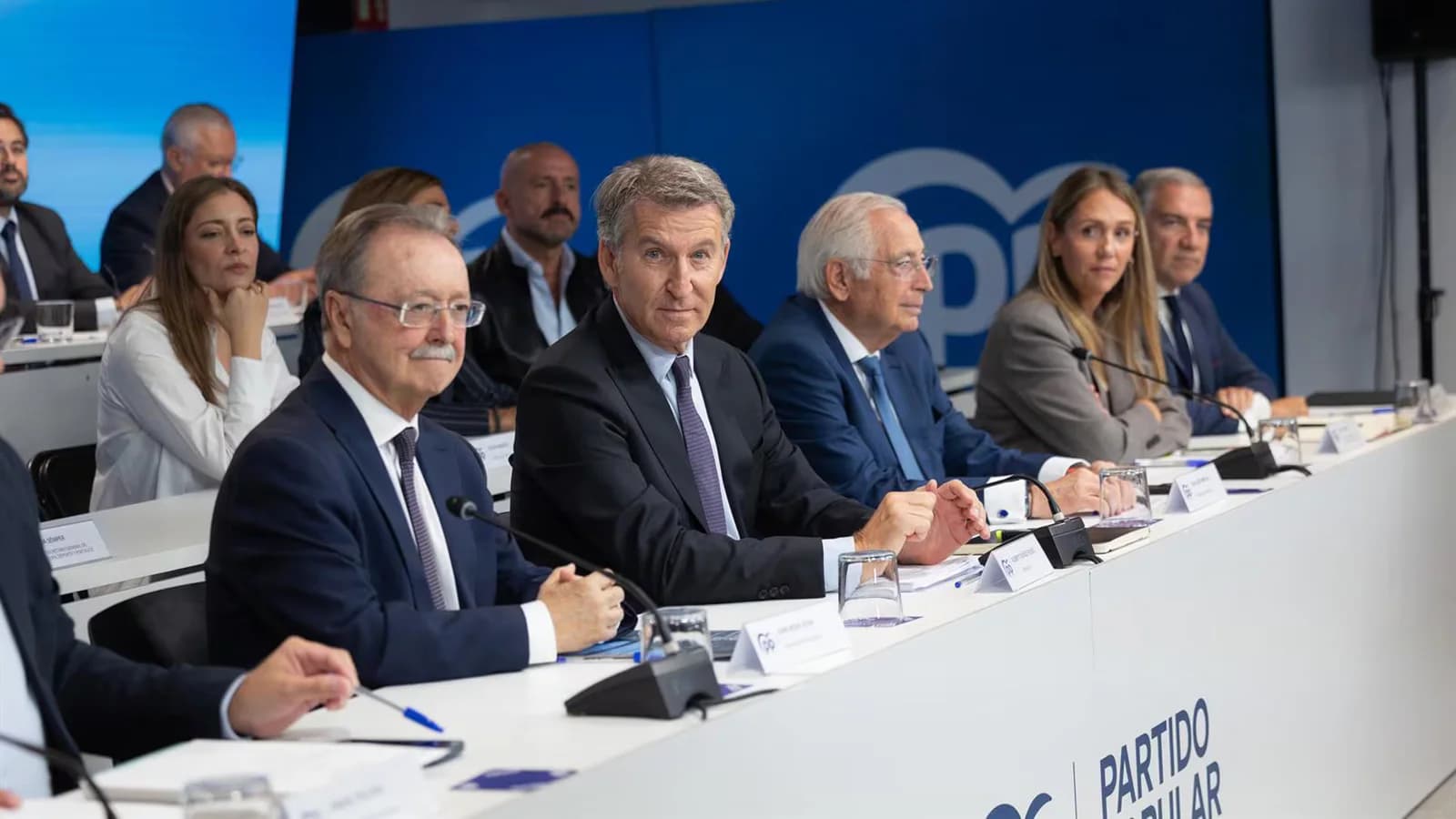 Feijóo reclama al PP no confiarse y disputar cada voto ante las elecciones de 2027