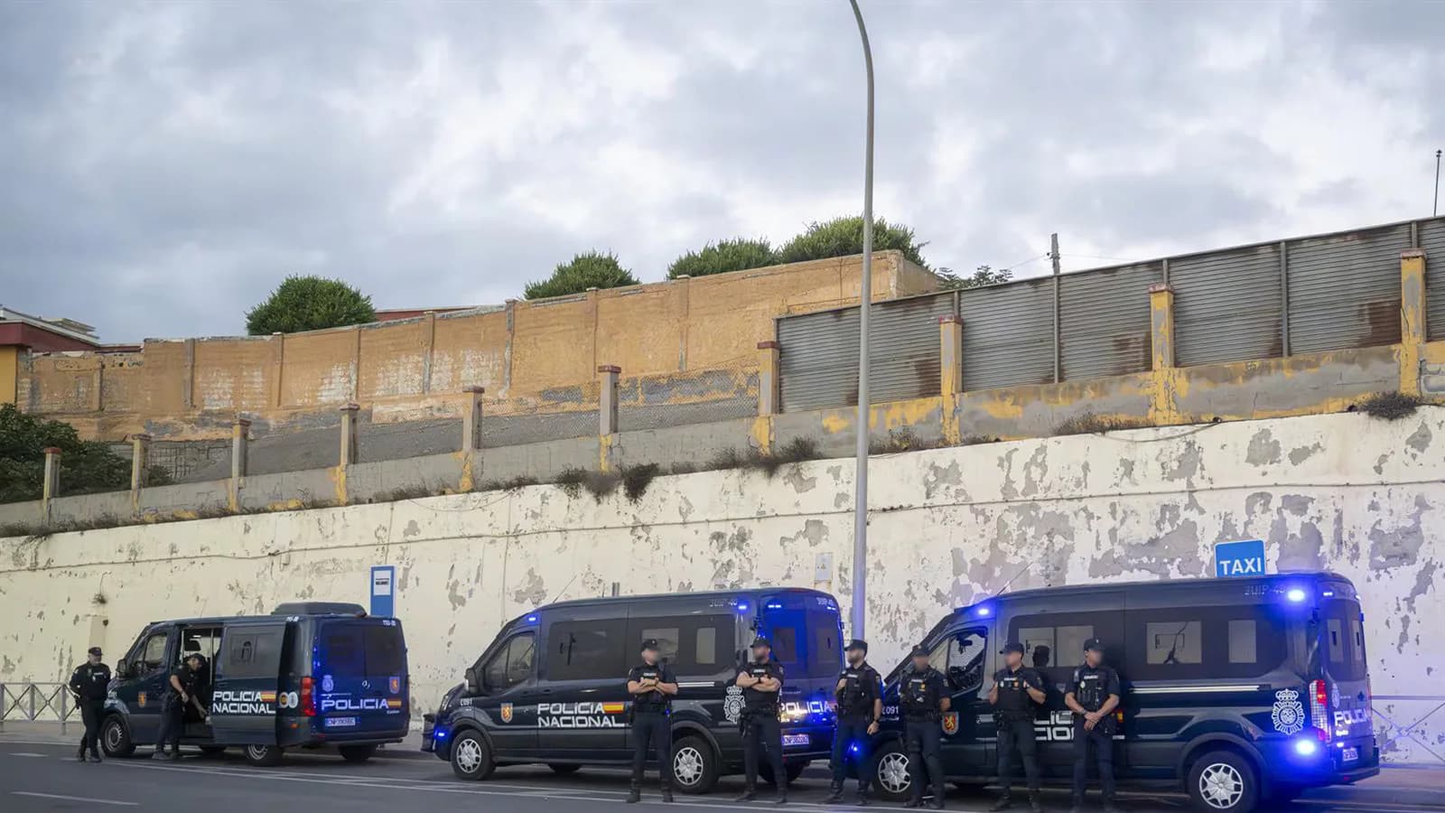 La Fiscalía de Ceuta prolongó la detención de diez menores tras agredir a cuidadoras