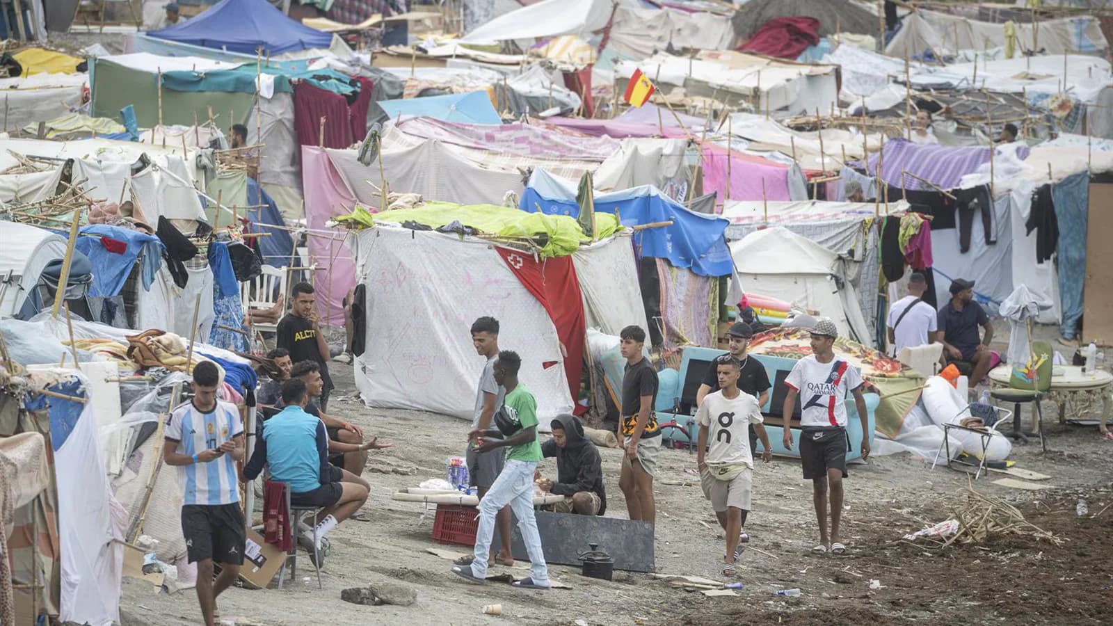 La Policía Nacional comienza el traslado de migrantes desde la playa Benítez al CATE