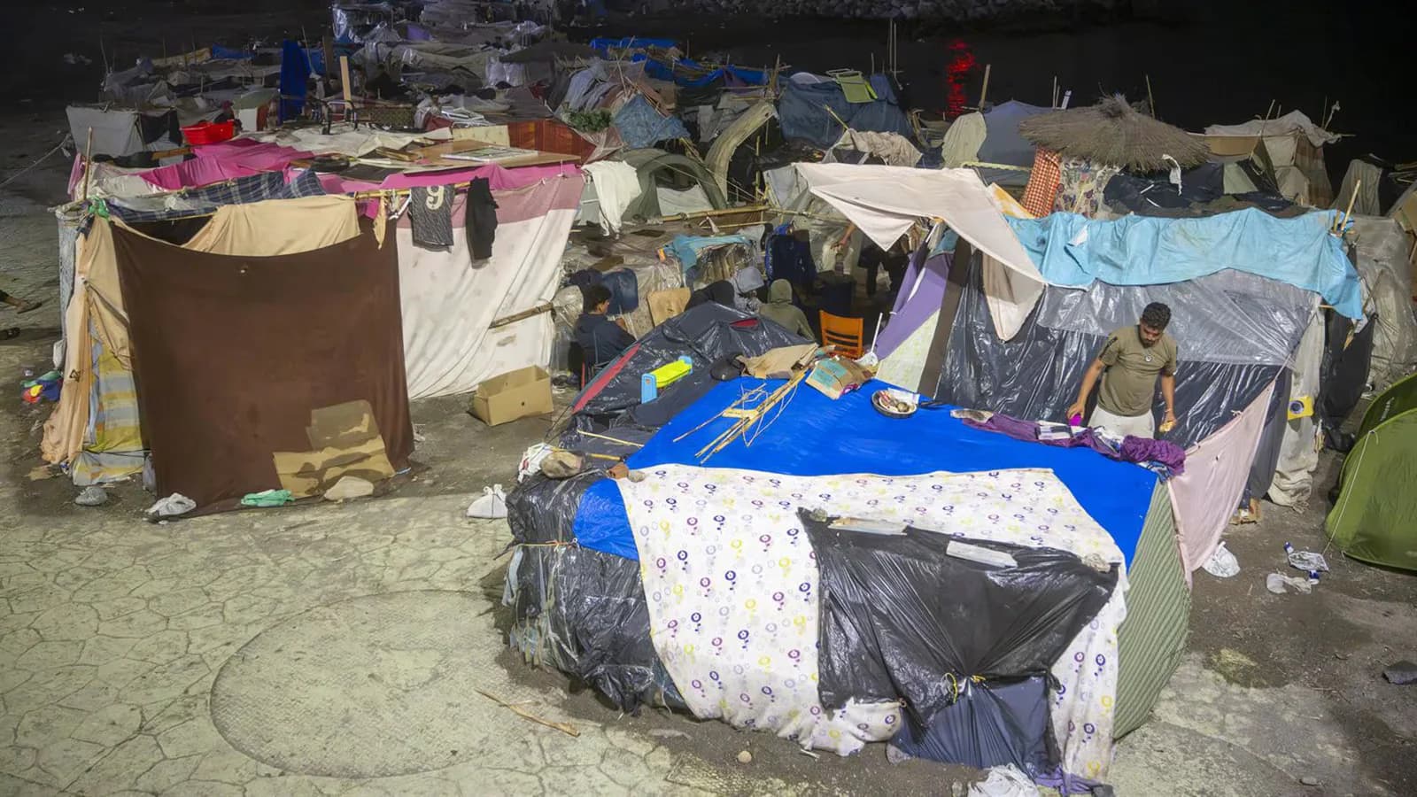 Unos 30 migrantes escaparon de un operativo policial durante un traslado en Ceuta