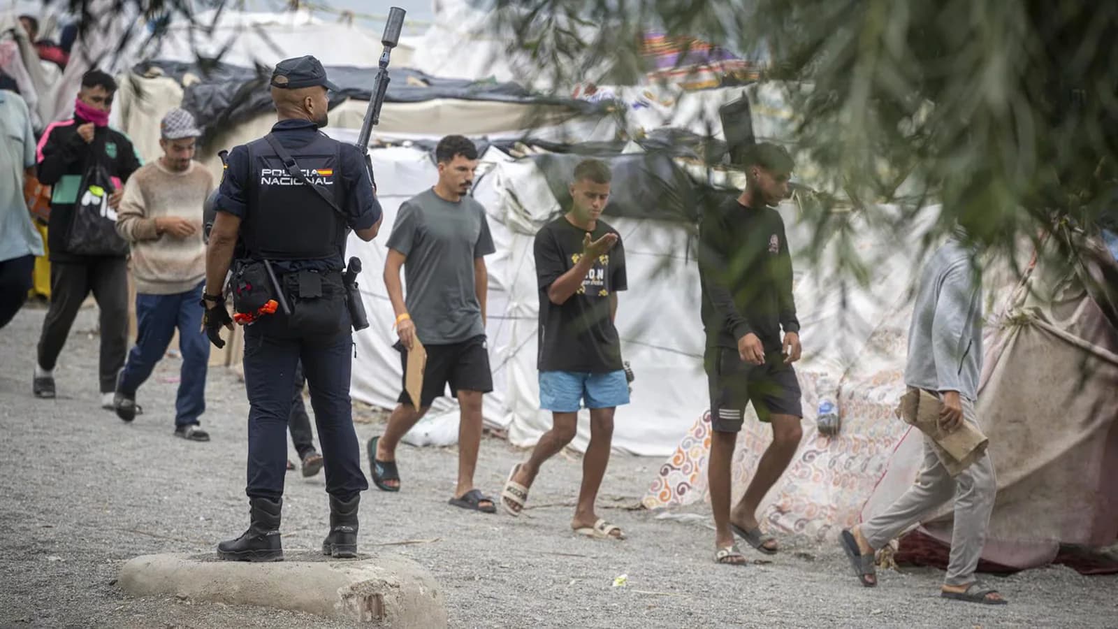 Trasladarán a migrantes de Playa Benítez a Loma Colmenar tras su filiación