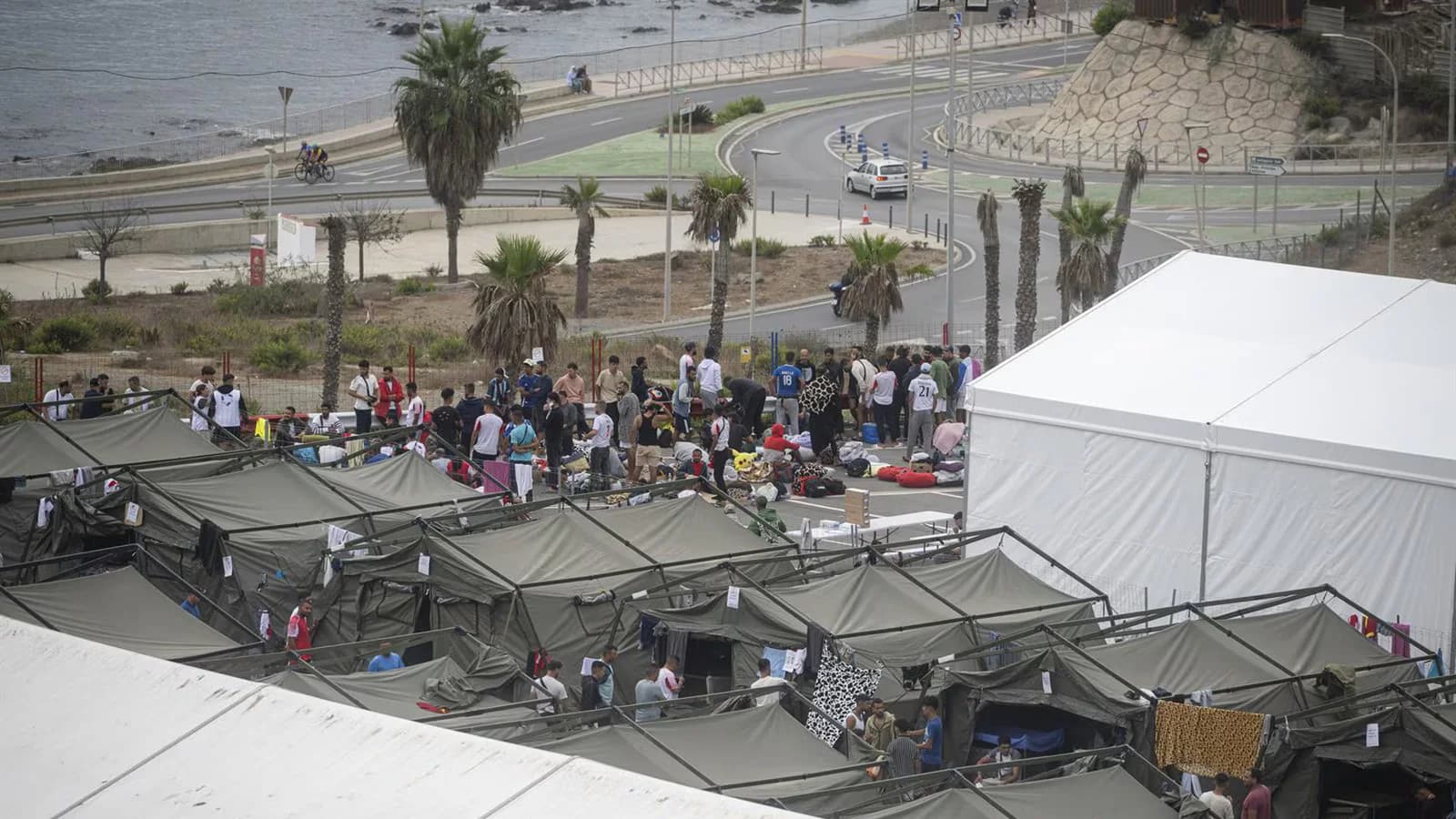 Más de 200 migrantes volvieron a Marruecos tras el desalojo en Ceuta