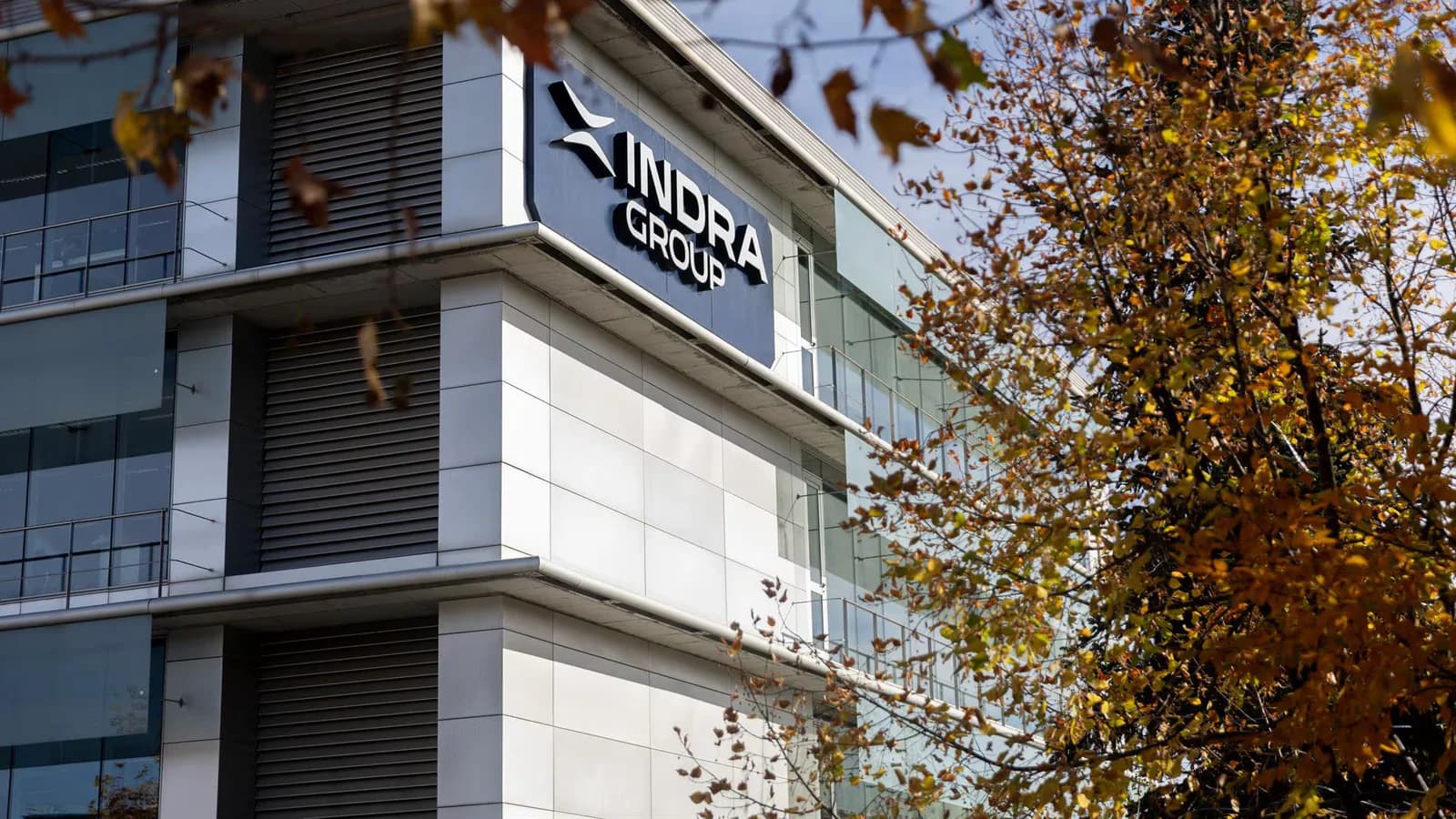 Indra reorganiza su estructura y comunica la salida de cinco altos directivos