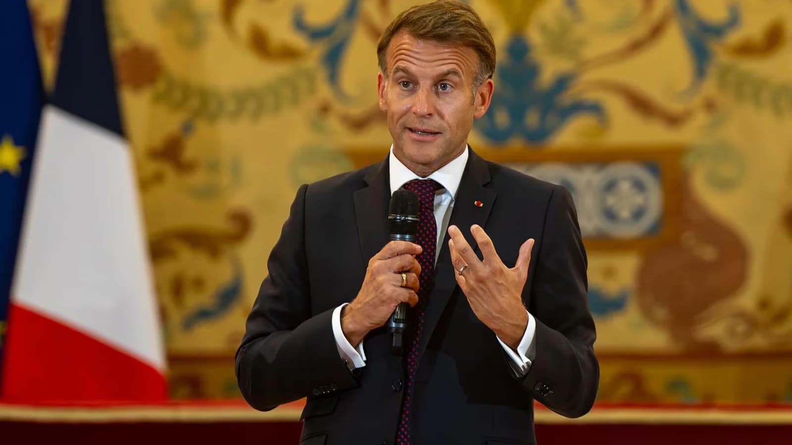 Macron advirtió sobre la fragilidad democrática y pidió regular la IA