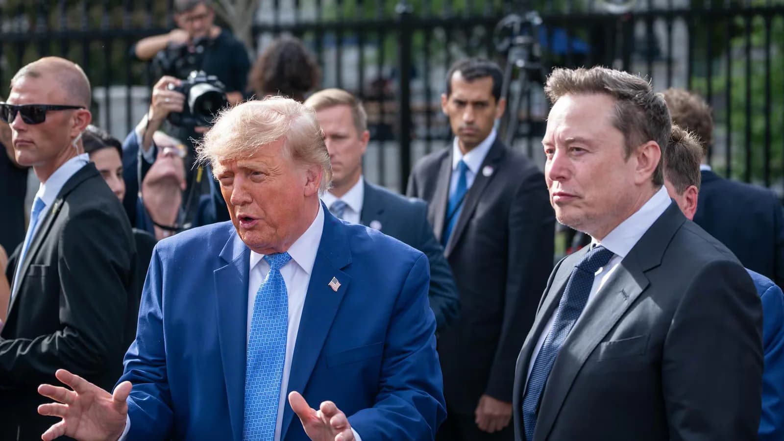 Trump ordena reemplazar “inteligencia artificial” por “superinteligencia”