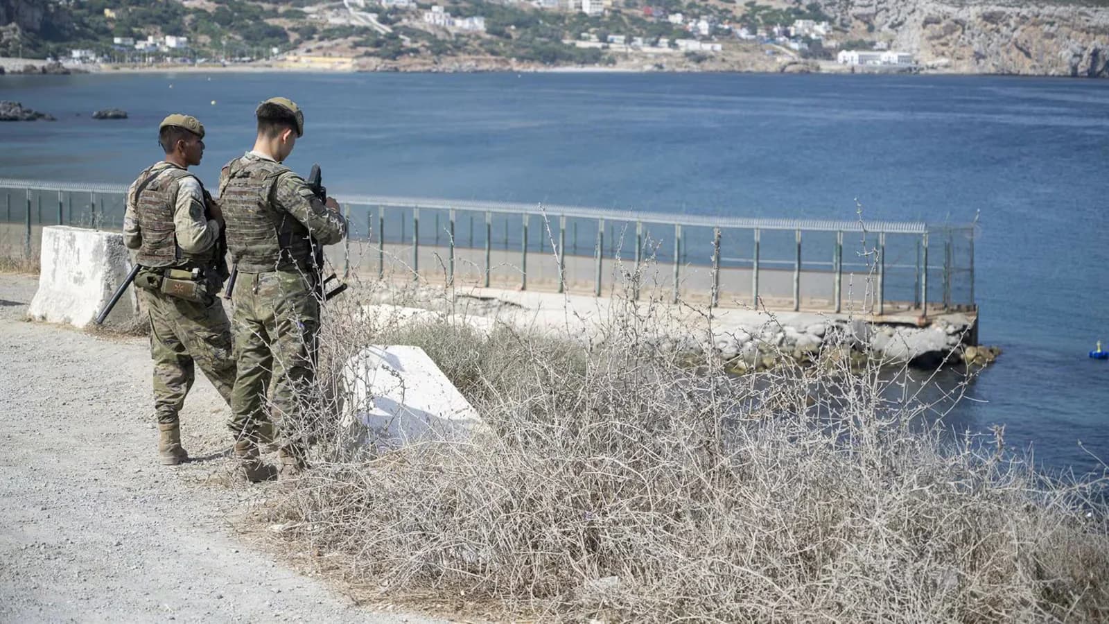 Defensa remite a la Justicia la denuncia de abusos contra migrantes en Ceuta