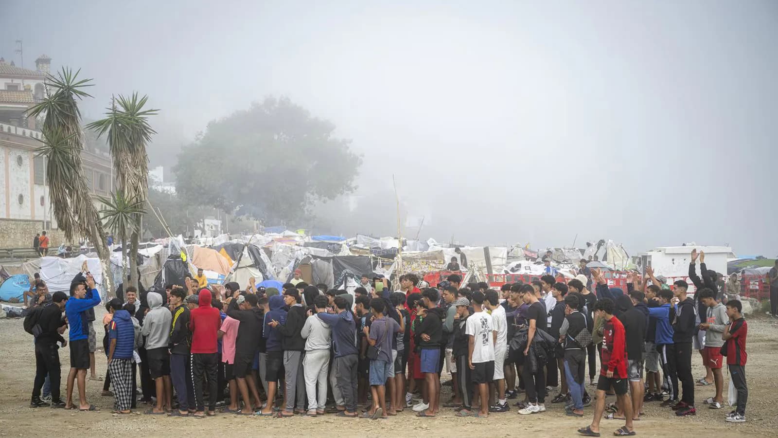 Cerca de 100 menores marroquíes reclaman en Ceuta su traslado a centros de acogida