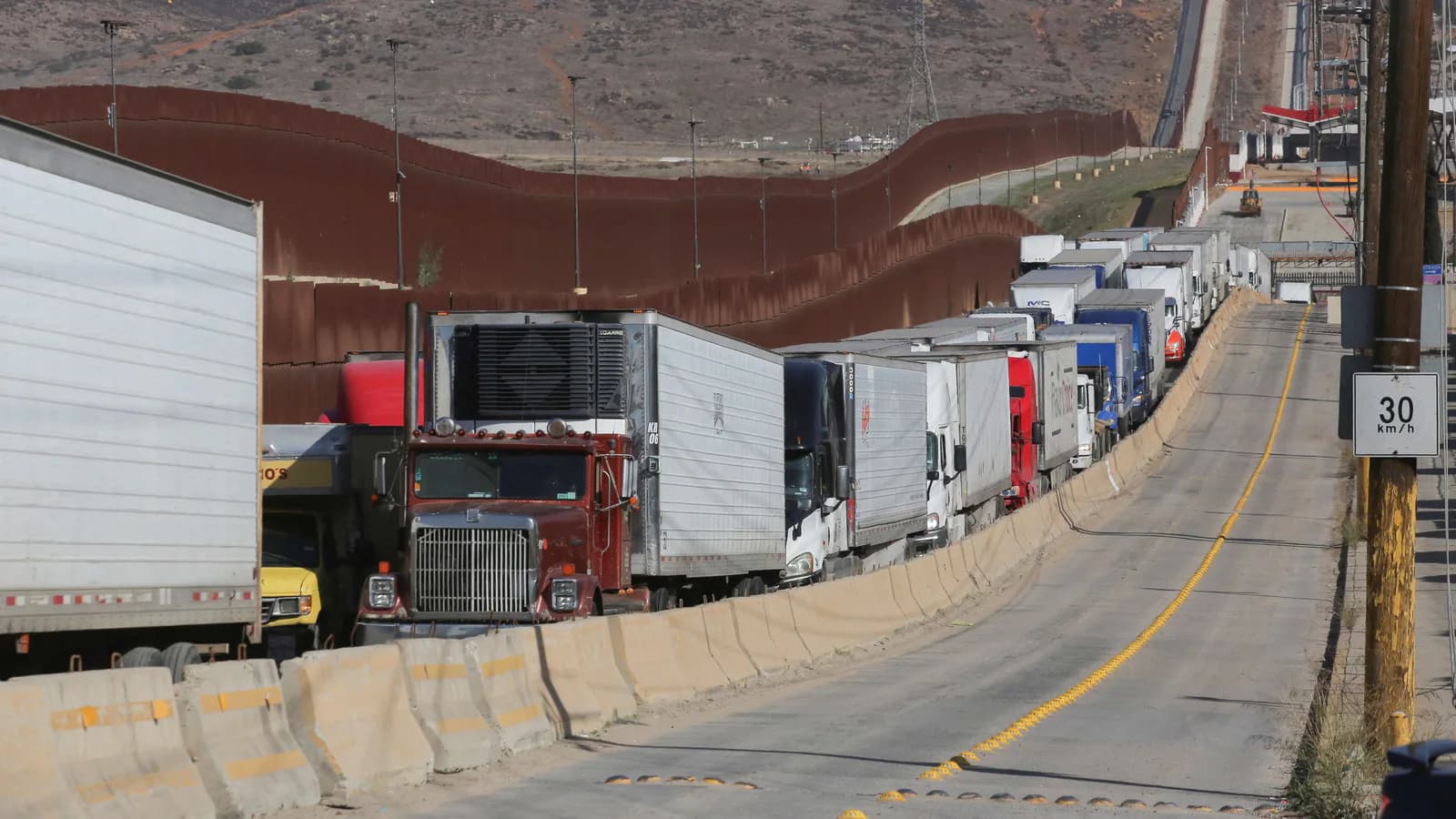 Cierran temporalmente el puerto de Otay Mesa por un paquete sospechoso