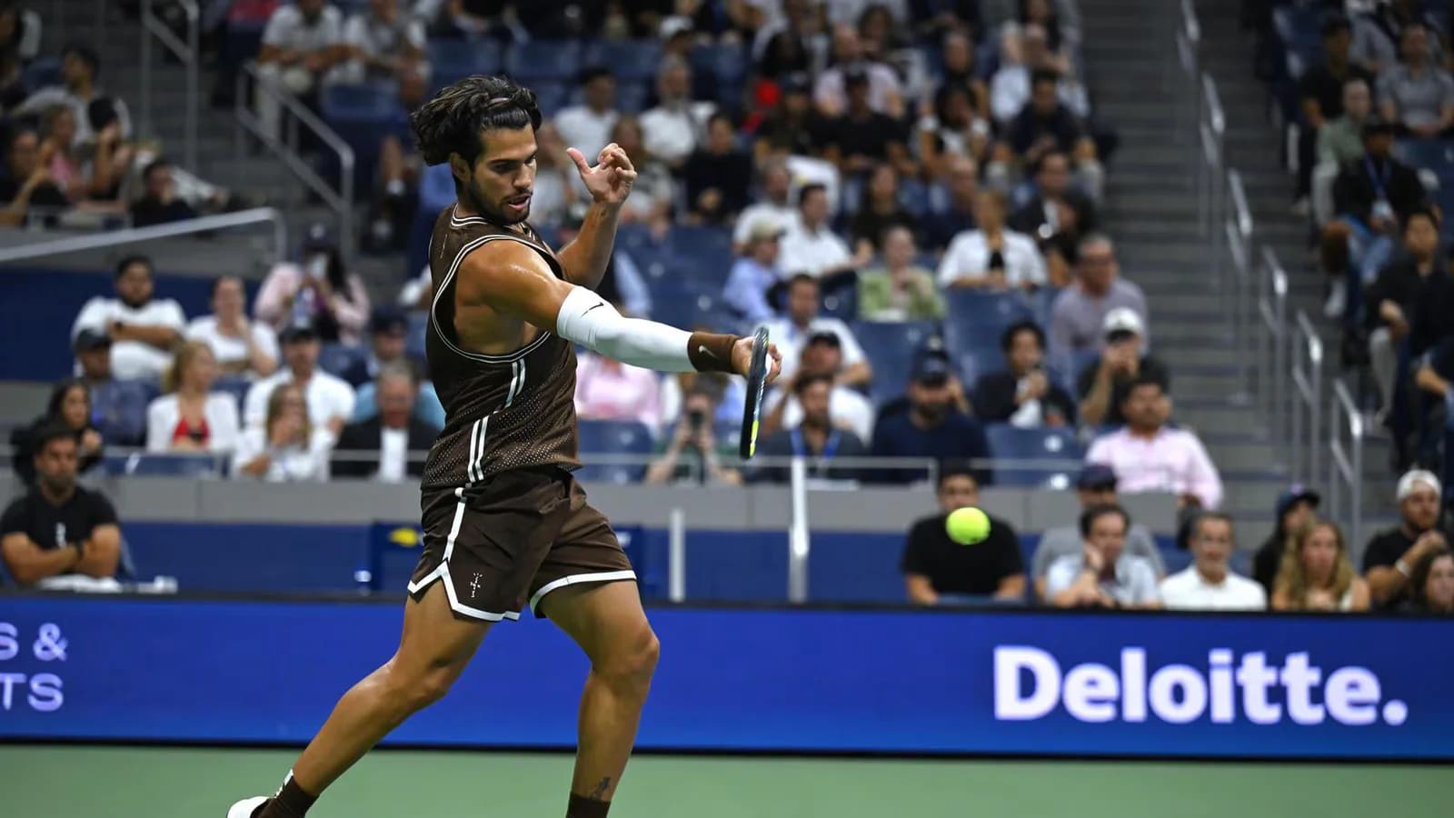 Alcaraz supera a Michelsen y avanza a octavos en el ATP 500 de Tokio