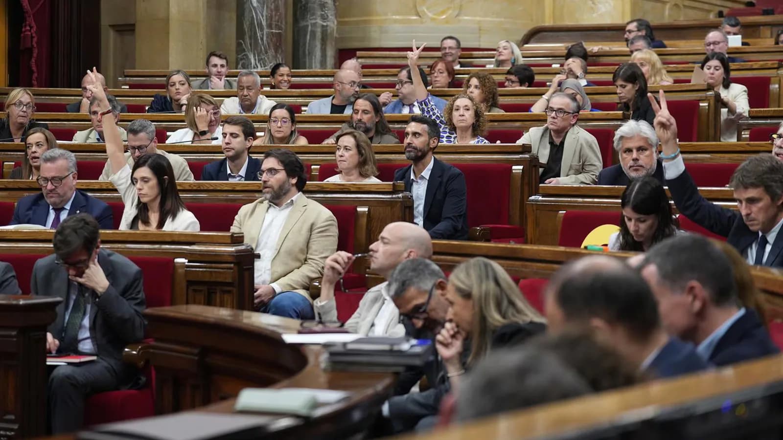 El Parlament catalán rechaza la compra conjunta de viviendas impulsada por Illa