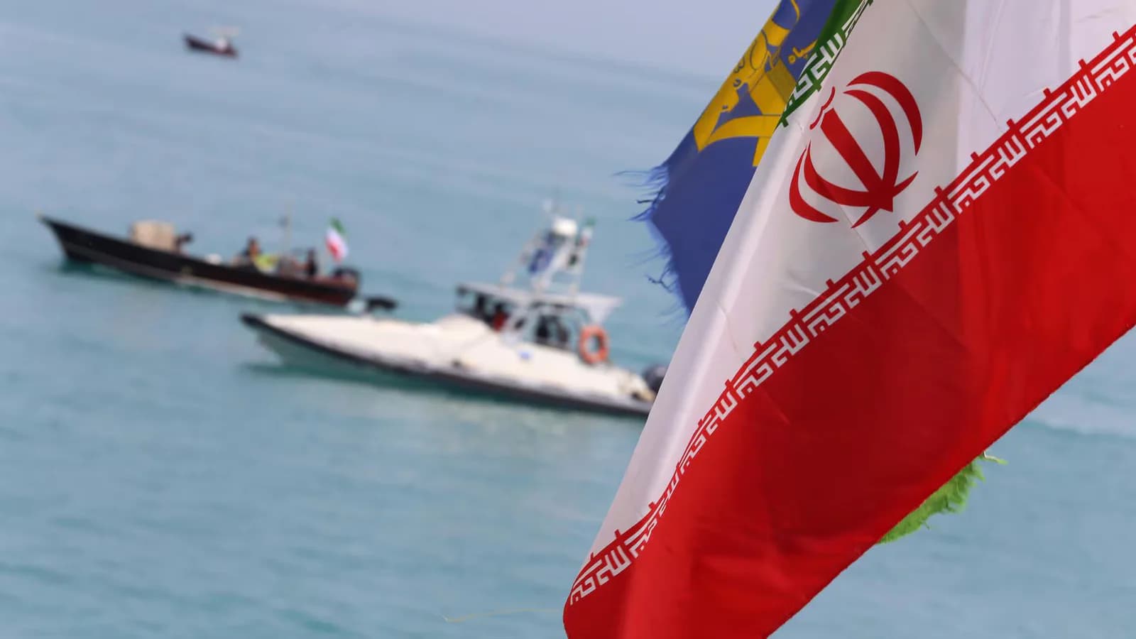 Irán acusa a tres petroleros vinculados con Emiratos de incumplir las normas en Ormuz