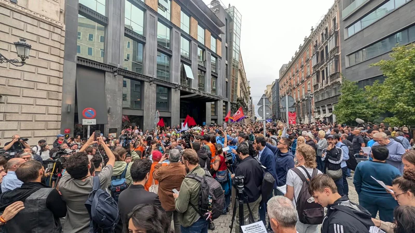 Manifestantes se movilizan ante el Congreso para reclamar los decretos de vivienda