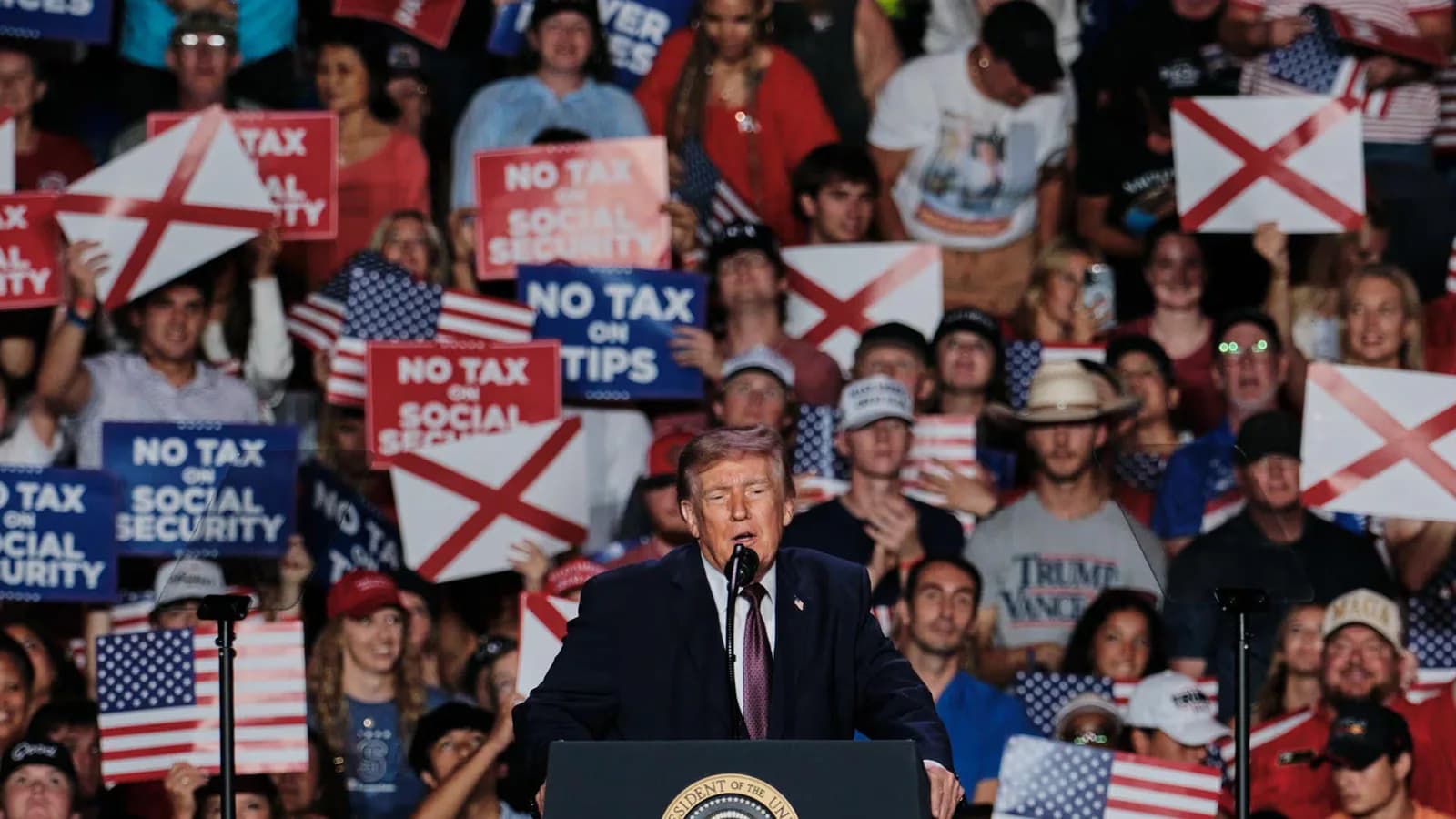 Trump defendió su gestión de seguridad y economía en un mitin en Alabama