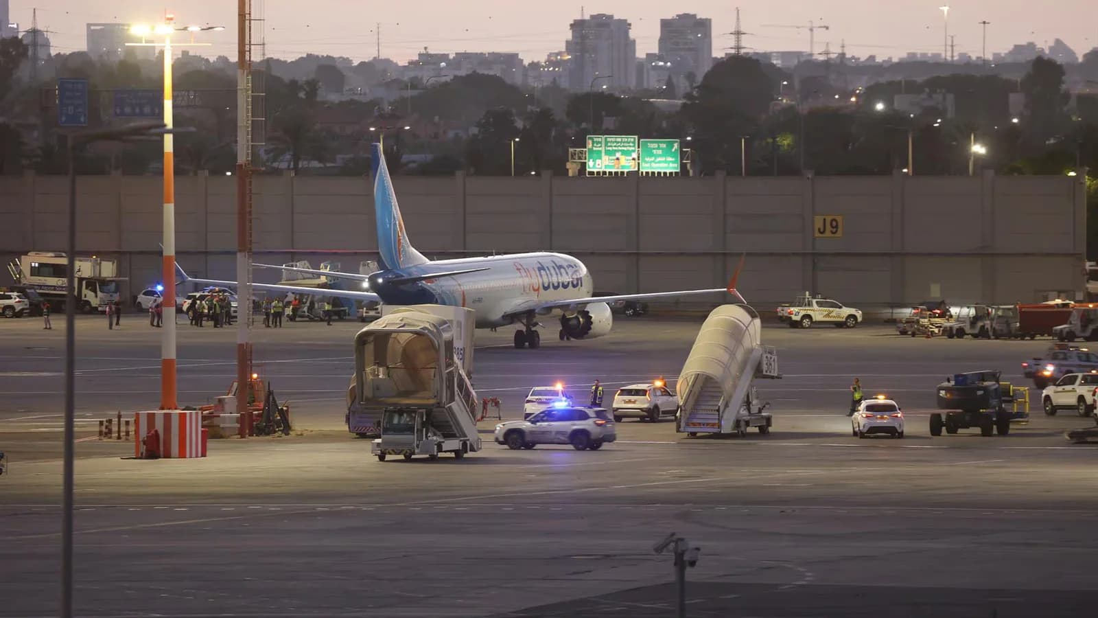 Emiratos investiga como ataque terrorista el incidente en un vuelo de Flydubai