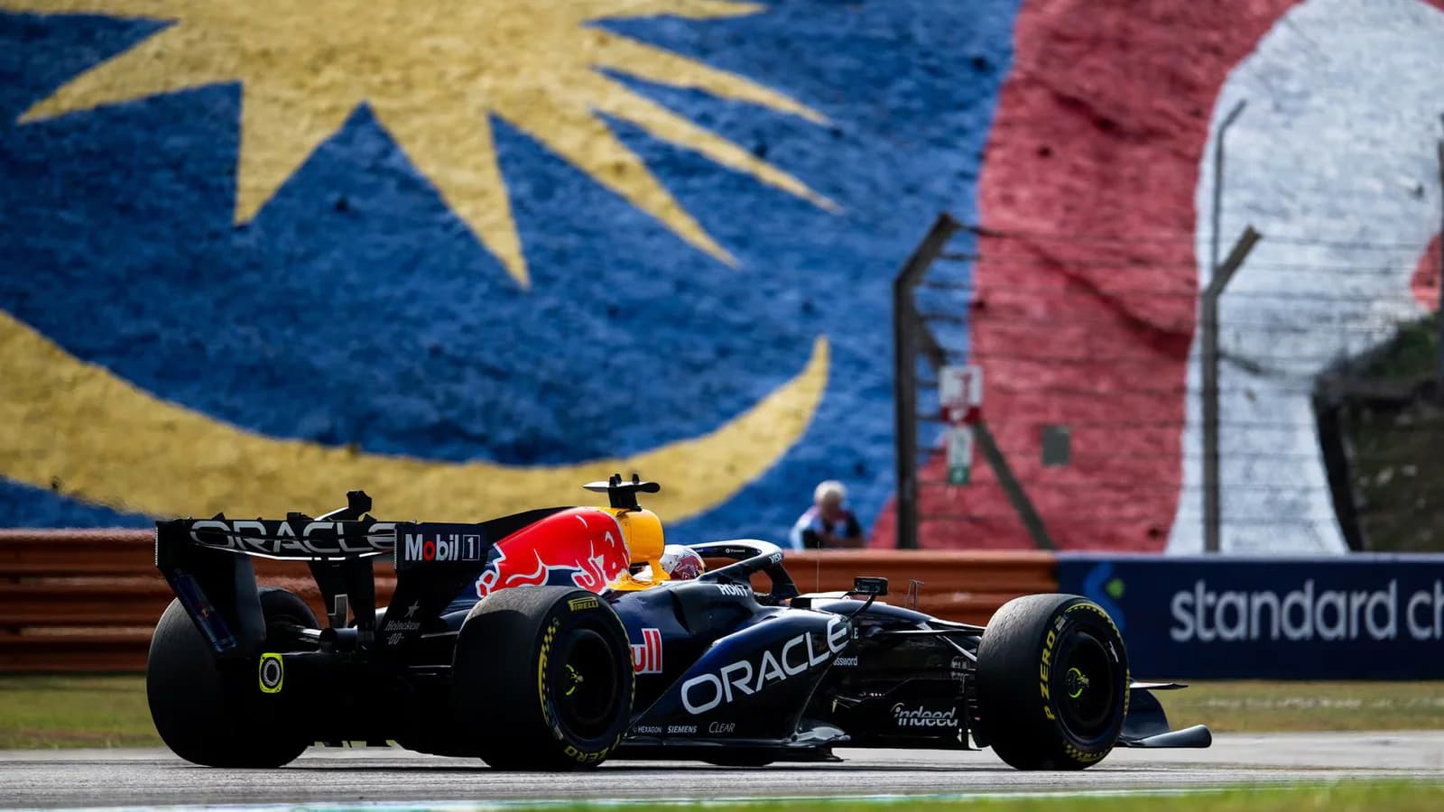 Verstappen logra la pole en Sepang; Alonso y Sainz partirán 12º y 13º