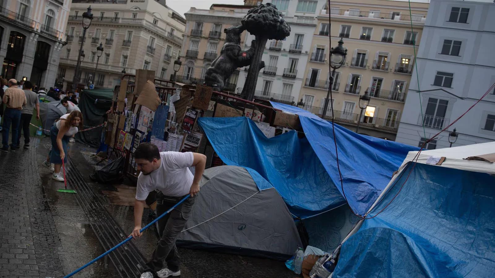 La acampada de la Puerta del Sol se extiende por el centro de Madrid