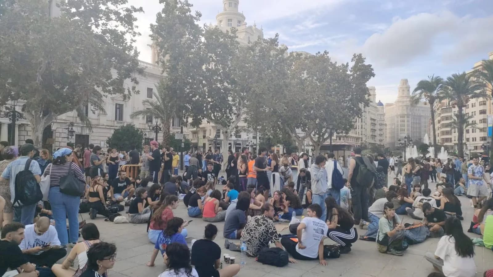 Acampan en València tras una marcha por la vivienda que dejó cinco detenidos