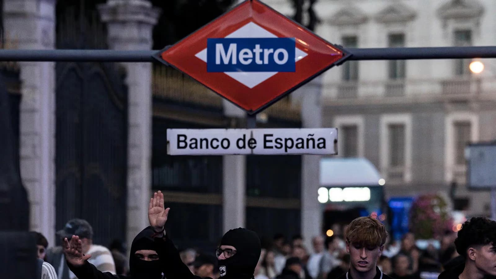 Unas 400 personas protestaron en Madrid contra la acampada de Sol y por una vivienda “social y nacional”