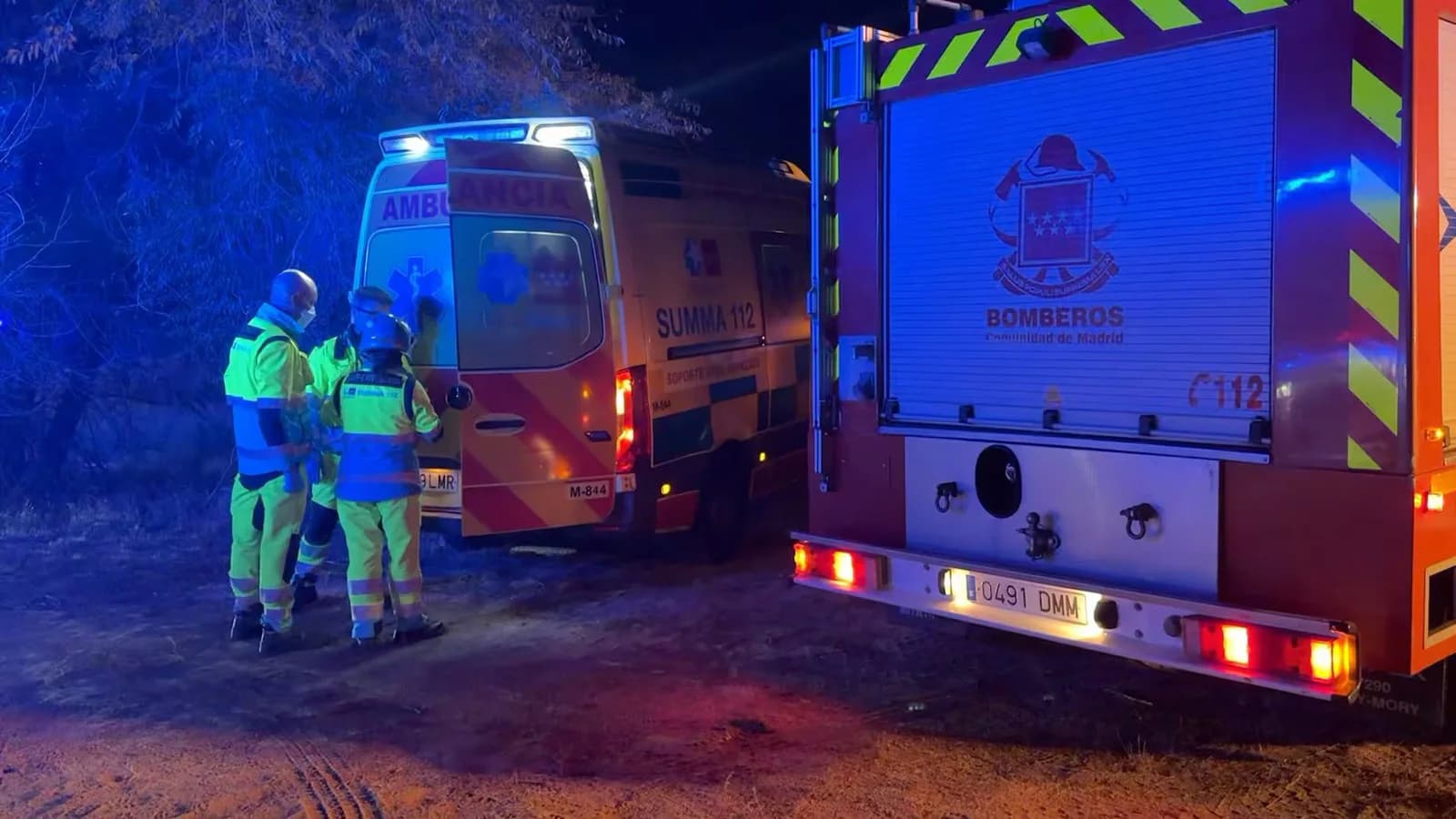 Cuatro heridos tras caer un vehículo por un terraplén en Moraleja de Enmedio