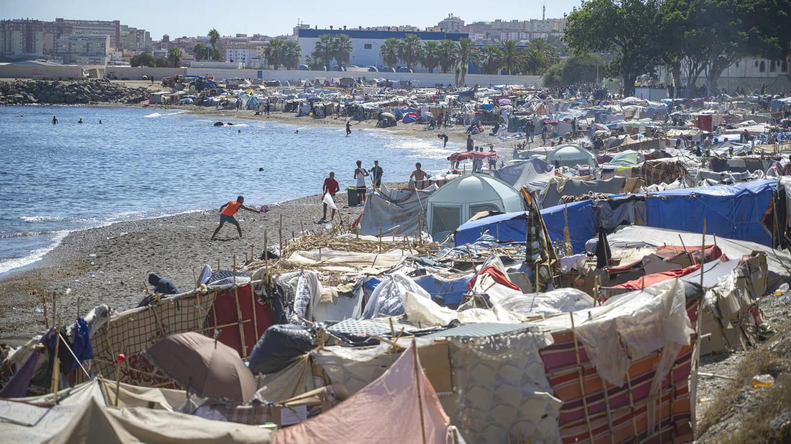 La Policía Nacional inició el desalojo del campamento de migrantes en El Trampolín