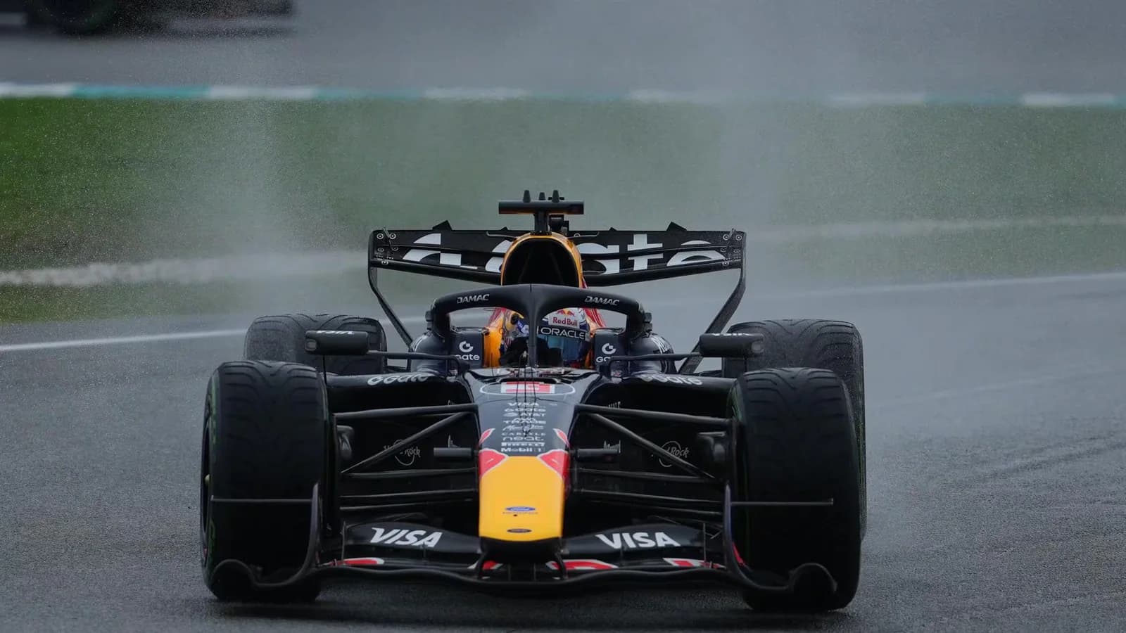 Verstappen ganó la caótica carrera de Sepang y Alonso terminó octavo