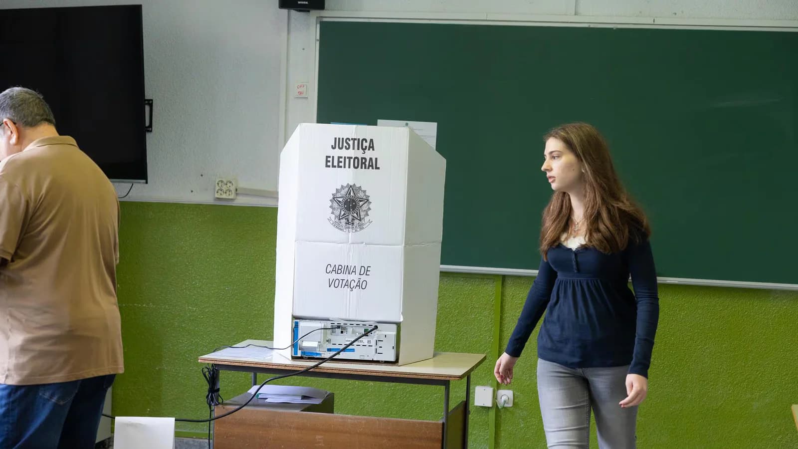 Brasil abre sus colegios electorales para una elección presidencial polarizada