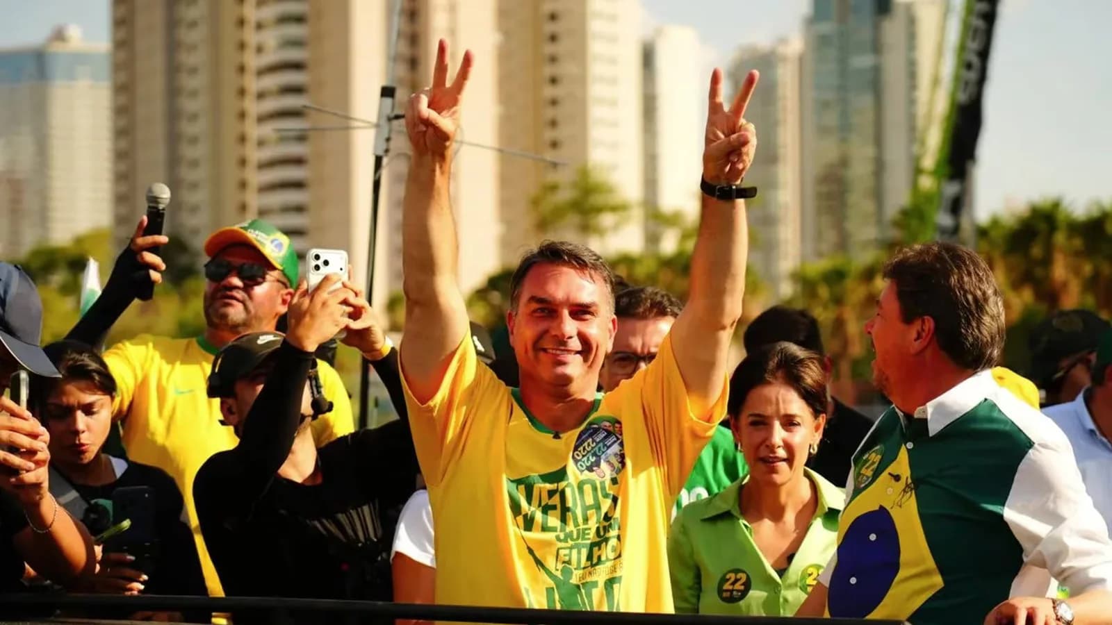 Flávio Bolsonaro votó en Río y dijo estar listo para gobernar Brasil