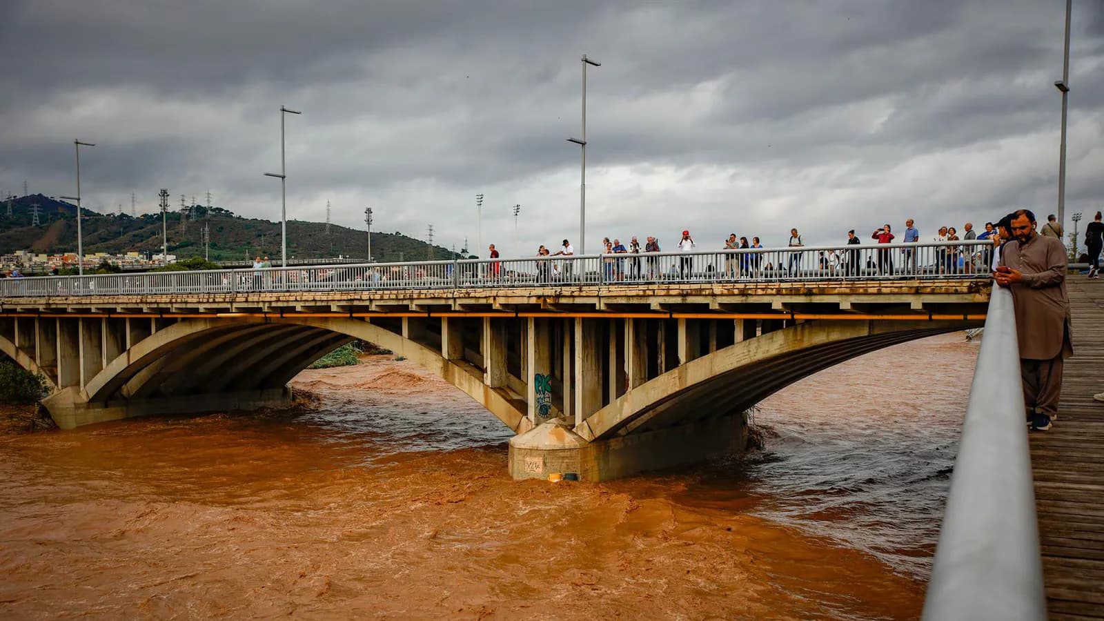 Feijóo lamentó dos muertes por el temporal en Cataluña y pidió coordinación