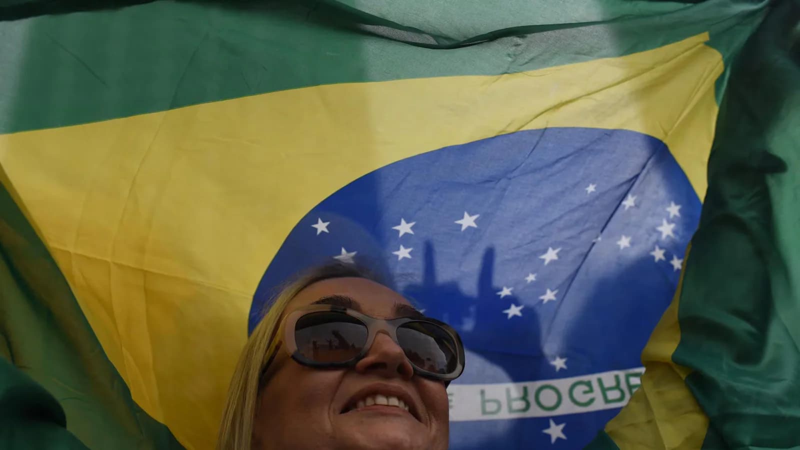 Flávio Bolsonaro lidera con el 51,09% en el inicio del escrutinio en Brasil