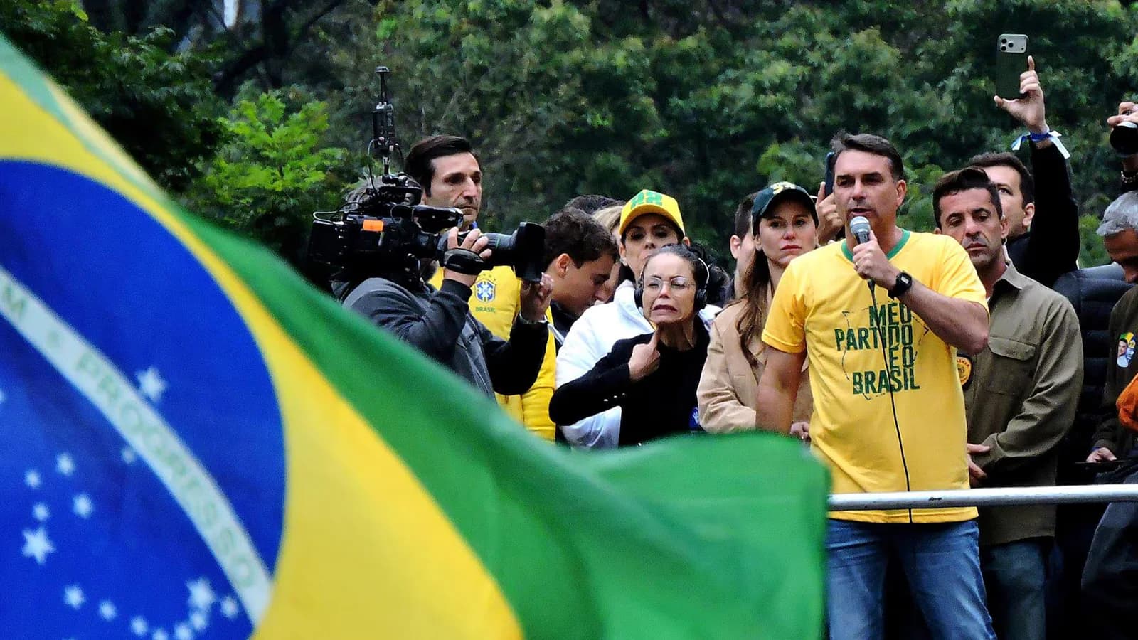 Flávio Bolsonaro gana la primera vuelta en Brasil y enfrentará a Lula