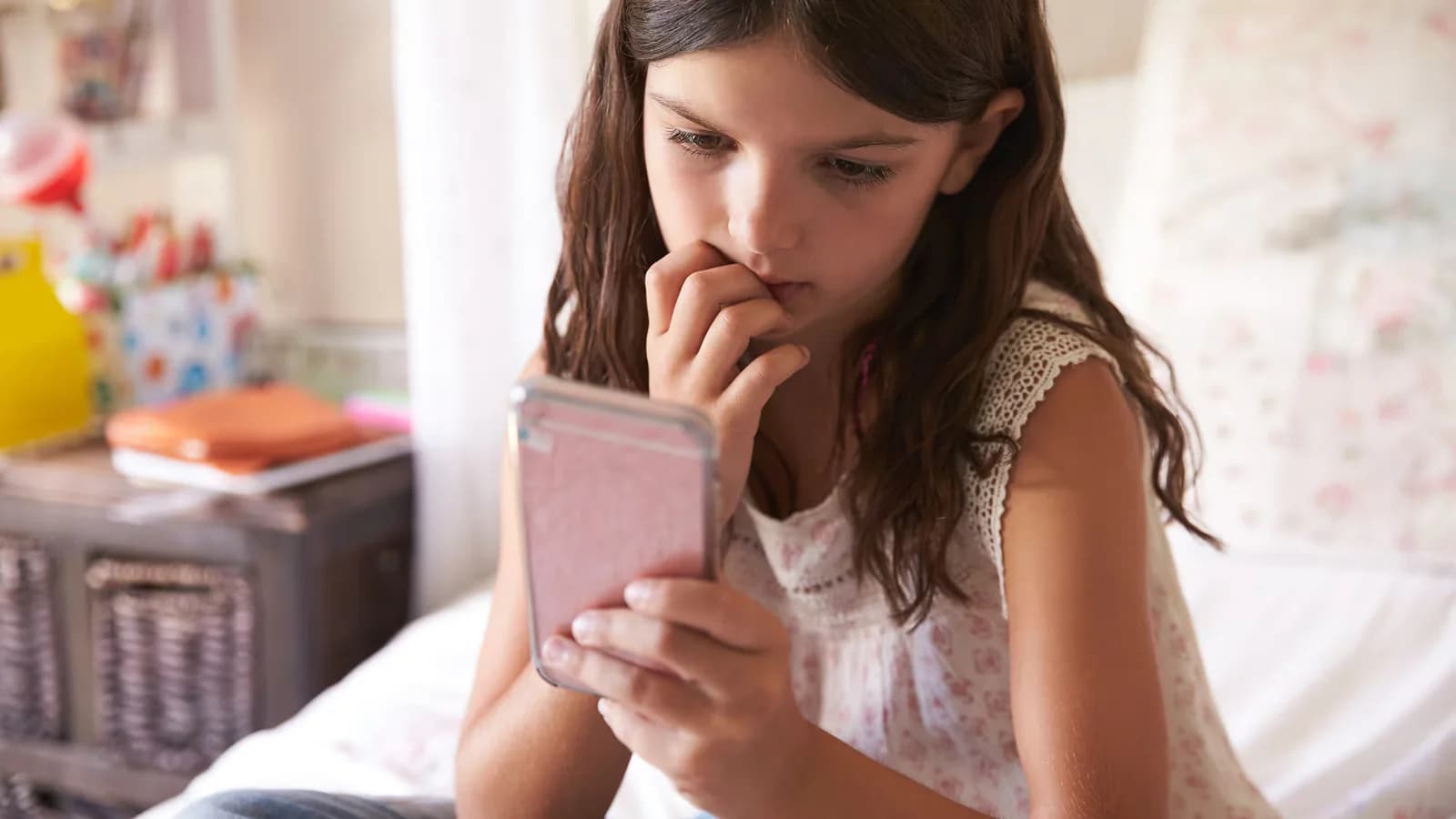 Celulares en la infancia: una iniciativa porteña busca postergar su entrega