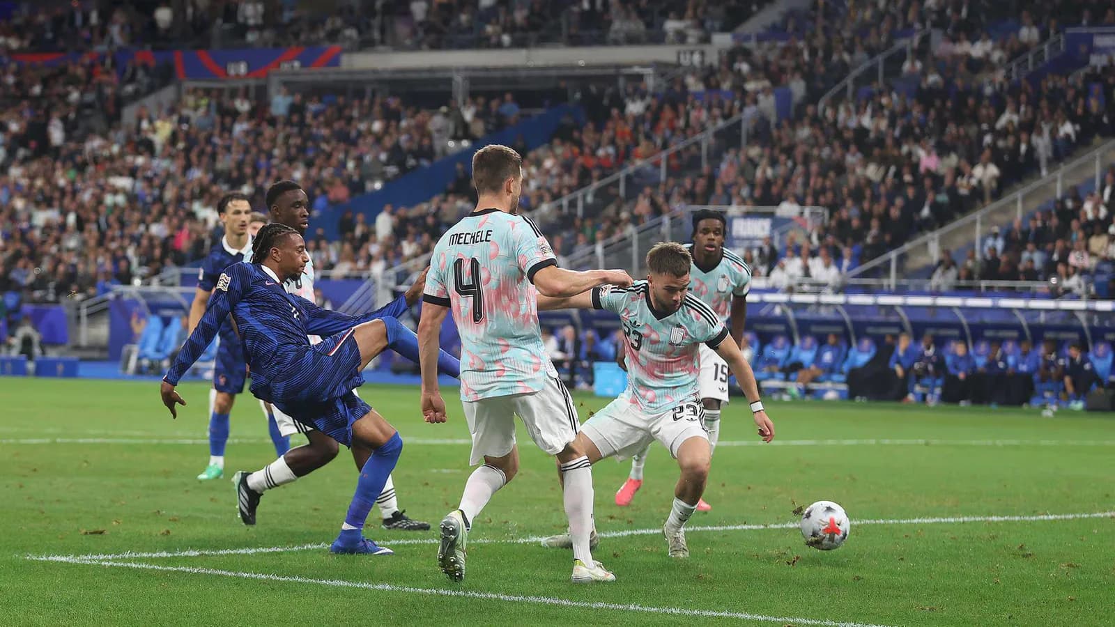 Francia remontó ante Bélgica y goleó 4-1; Italia venció a Turquía