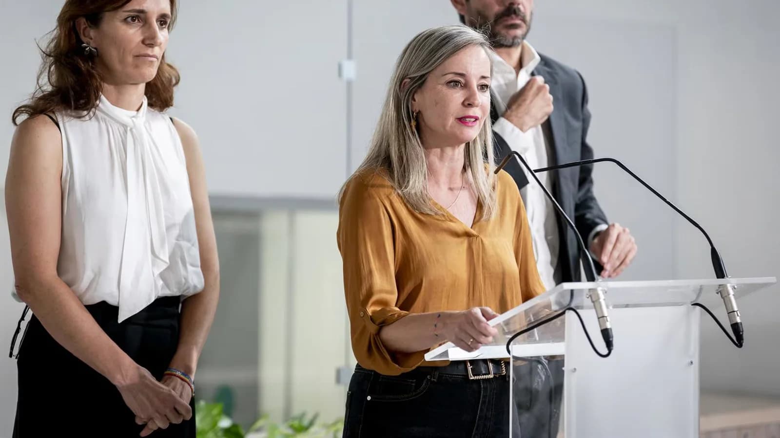 Sumar negocia con Podemos, pero descarta primarias como vía para la unidad